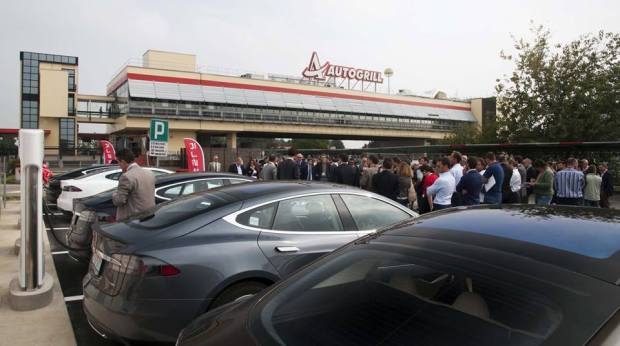 tesla_1st_supercharger_IT